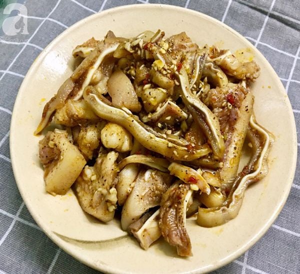 gion-sut-nuc-thom-tai-heo-khia-nuoc-dua-kieu-moi-3_305268e87828464482424f8535447b33_grande Giòn sựt, nức thơm tai heo khìa nước dừa