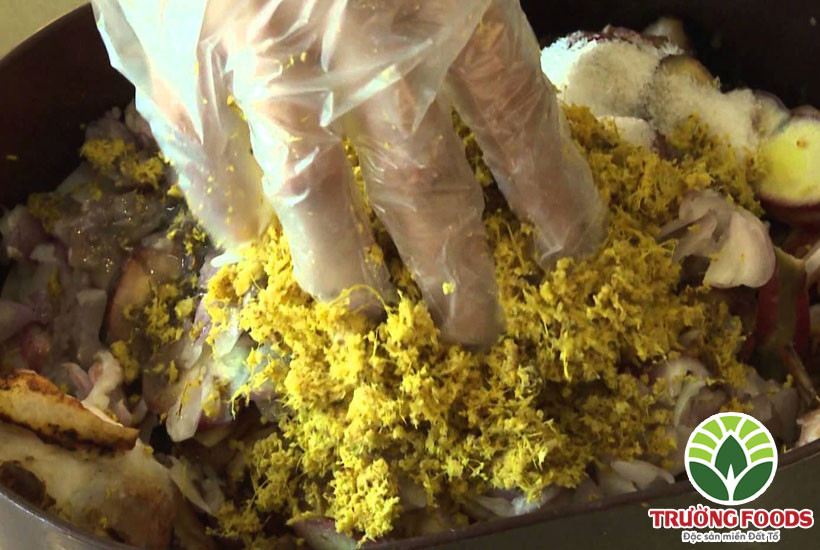 các loại gia vị và rau thơm để sơ chế thịt heo nấu giả cầy