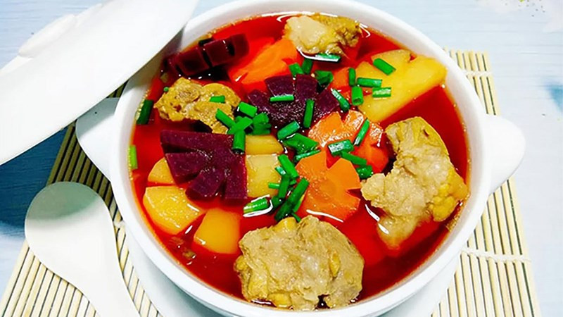 Canh củ dền hầm xương heo đẹp mắt