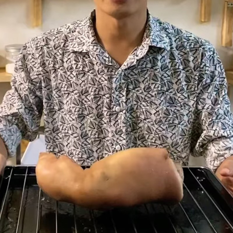 Chân giò đã hấp chín đang được hong khô chuẩn bị chiên giòn