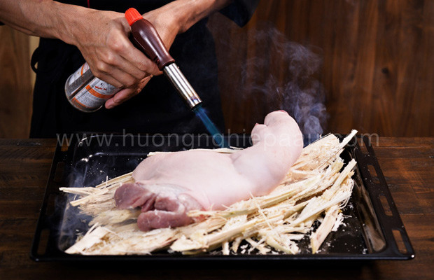 Chân giò heo được hun khói trên bã mía tạo hương vị đặc trưng cho món giả cầy