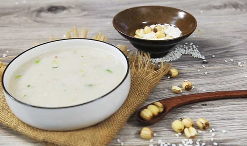 Cháo óc heo hạt sen là lựa chọn bổ dưỡng khi cân nhắc óc heo làm món gì cho bé.