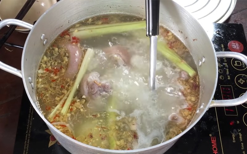 Chế biến nước dùng bún bò ngọt ngào