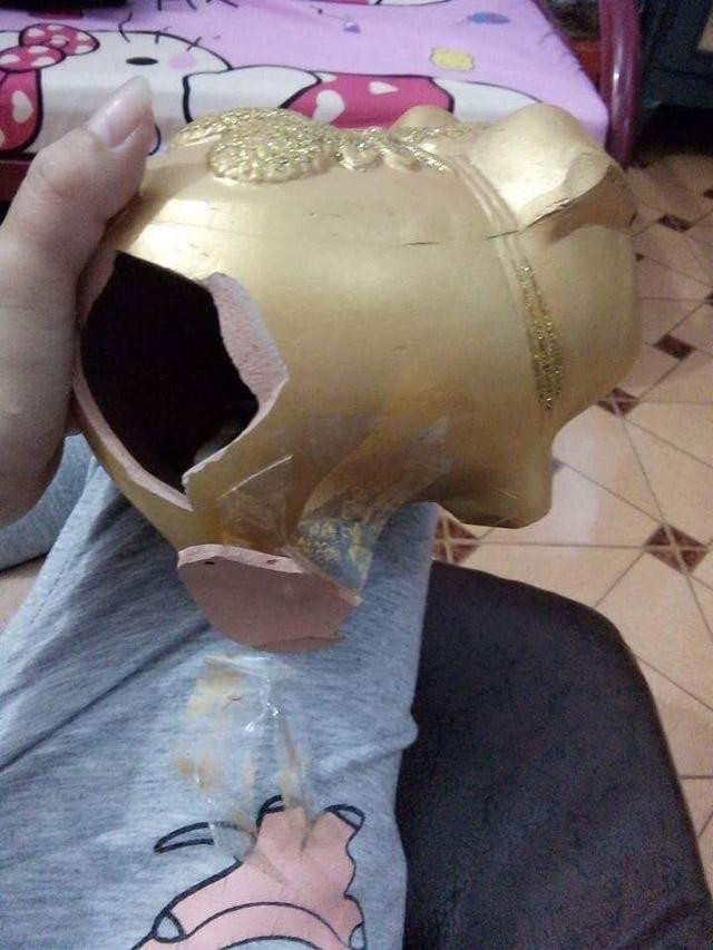 Chiếc heo đất màu vàng với một lỗ khoét ở lưng, là ví dụ về cách móc tiền một cách sáng tạo mà vẫn giữ được heo.