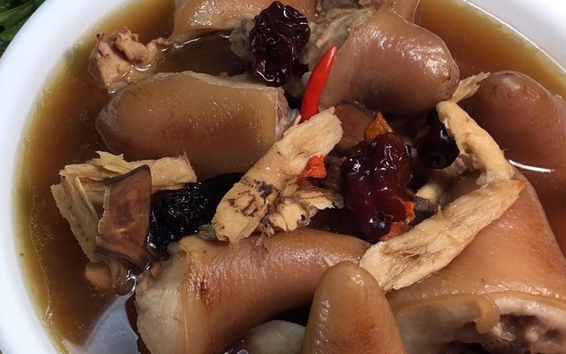 Đuôi heo hầm thuốc bắc ngon bổ dưỡng