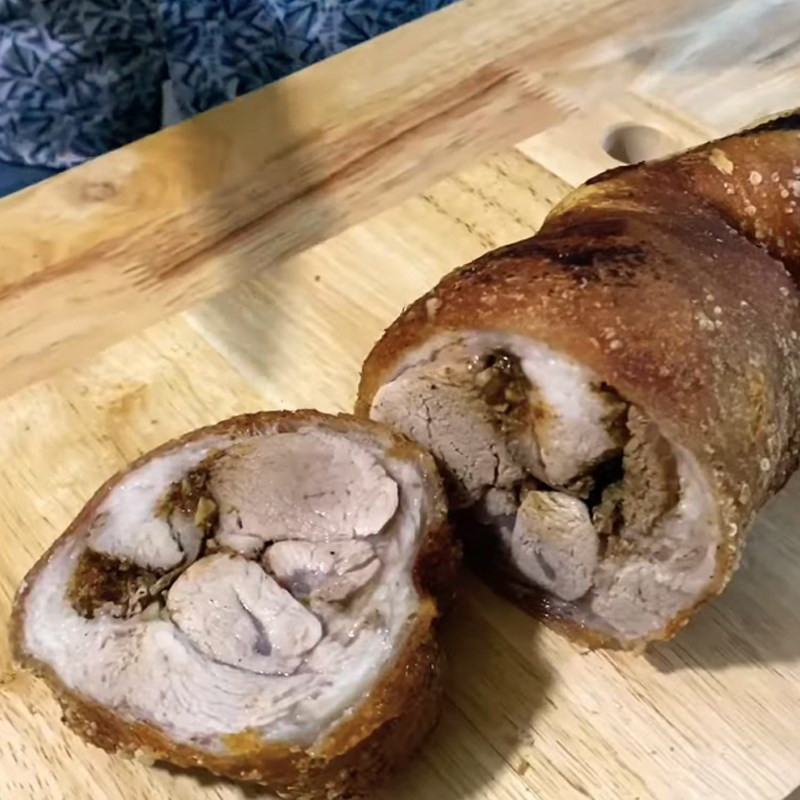 Giò heo muối chiên giòn cắt lát thơm ngon kèm rau sống