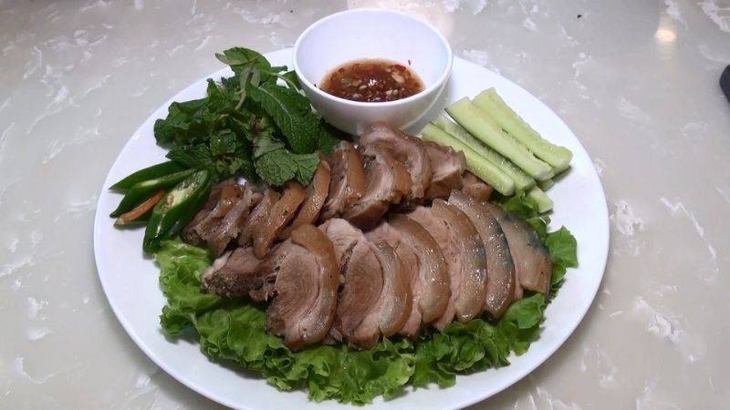 Heo rừng hấp nước dừa món ăn thanh đạm ngon ngọt