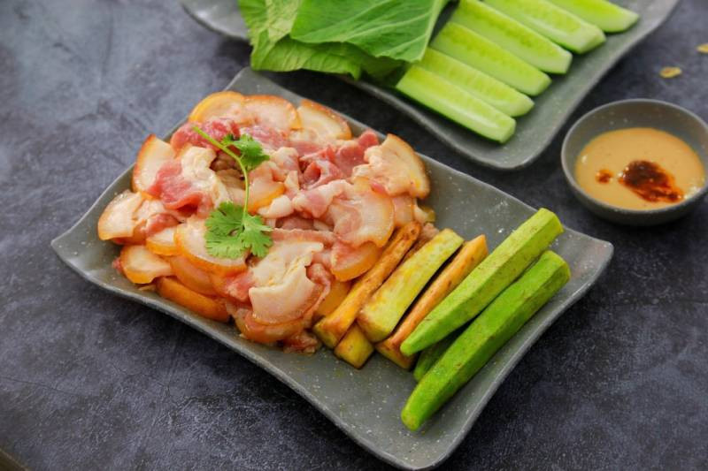 Heo rừng nướng mọi chín vàng hấp dẫn