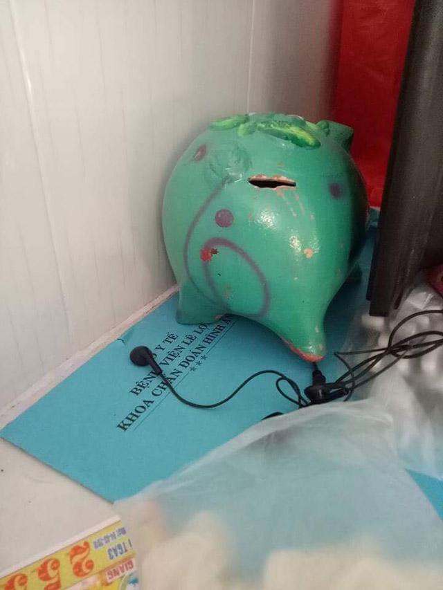 Hình ảnh khe nhét tiền rộng trên lưng heo đất, đôi khi giúp việc móc tiền dễ dàng hơn mà không cần nhíp.