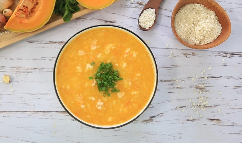 Món cháo óc heo bí đỏ thơm ngon, một trong những gợi ý óc heo làm món gì cho bé để tăng cường dinh dưỡng.