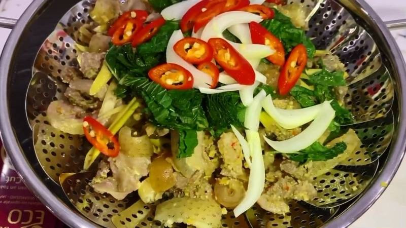 Món heo rừng hấp tía tô nổi bật với mùi thơm lá tía tô