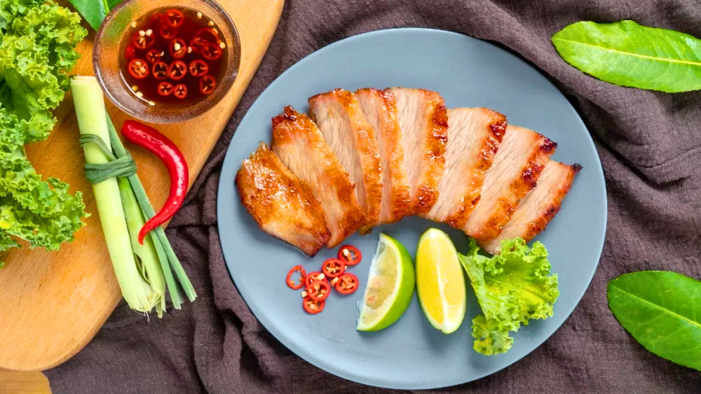 Món thịt nọng heo nướng đã hoàn thành, bày trí đẹp mắt sẵn sàng thưởng thức.