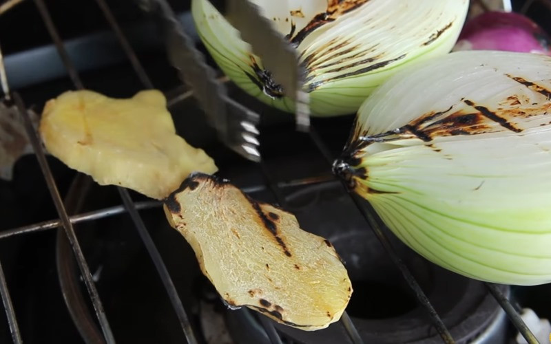 Nước dùng bún bò được ninh kỹ lưỡng