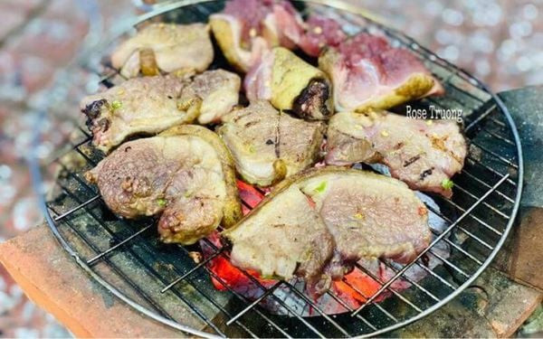 Nướng thịt heo rừng muối ớt trên than