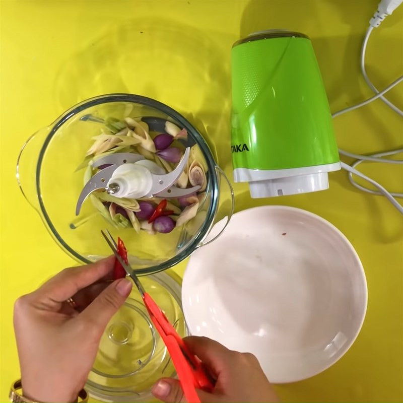 Sả, tỏi và hành tím được xay nhuyễn để ướp vú heo nướng