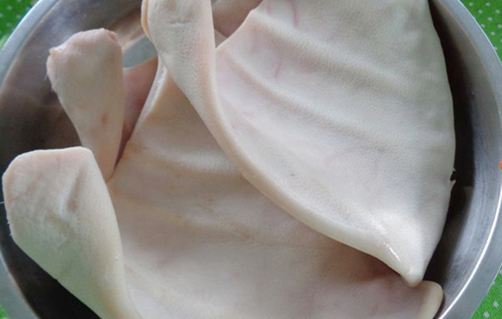 Sơ chế tai heo sạch sẽ và cạo lông loại bỏ mùi hôi